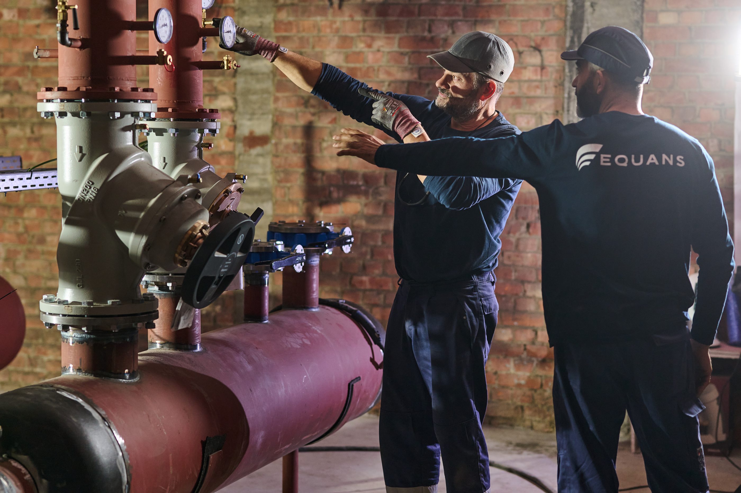 Deux hommes font la maintenance d'un réseau à chaleur