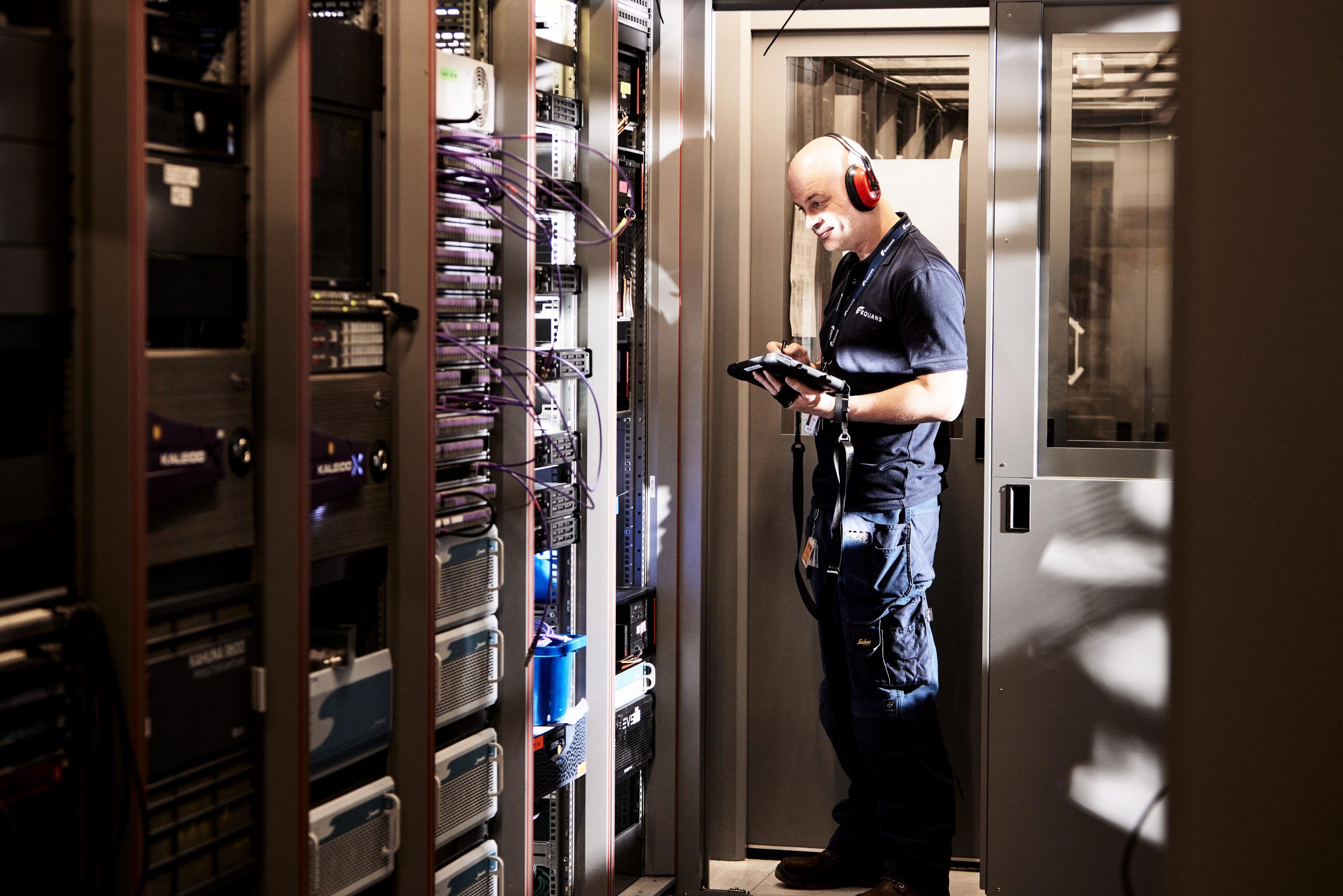 Homme vérifiant le fonctionnement d'une centrale