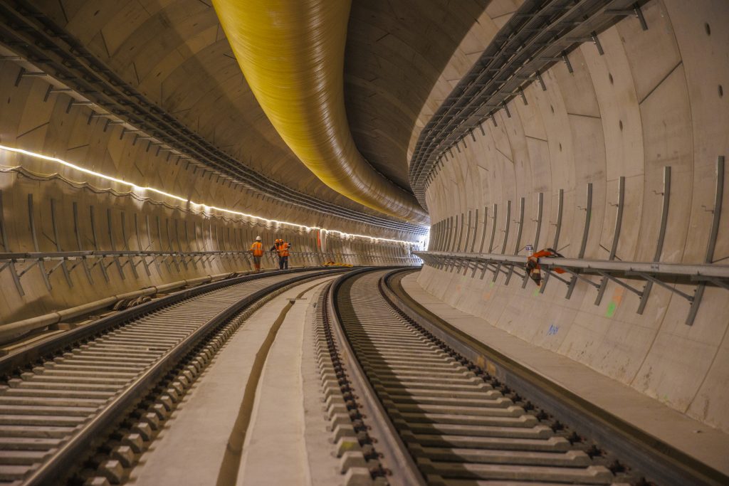 Tunnel de métro avec des ouvriers