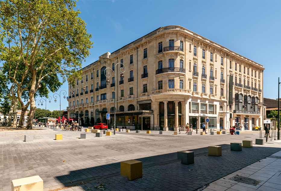 Place à Carcassonne avec un immeuble