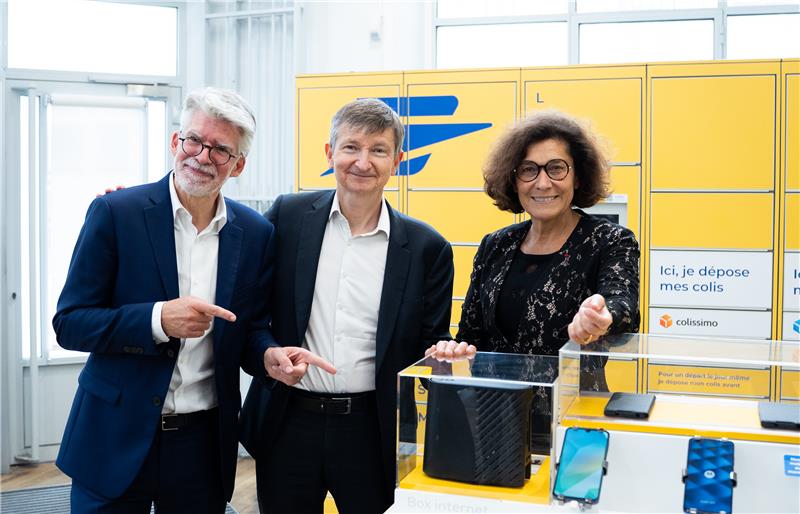 photo avec des représentants de Bouygues Telecom et La Poste Mobile